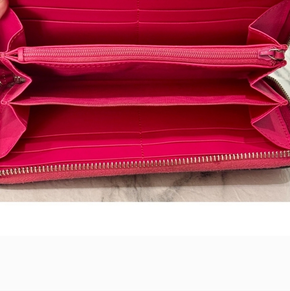 GUCCI- Guccy + Sega collab continental zip around beautiful bright pink wallet. - Picture 4 of 16